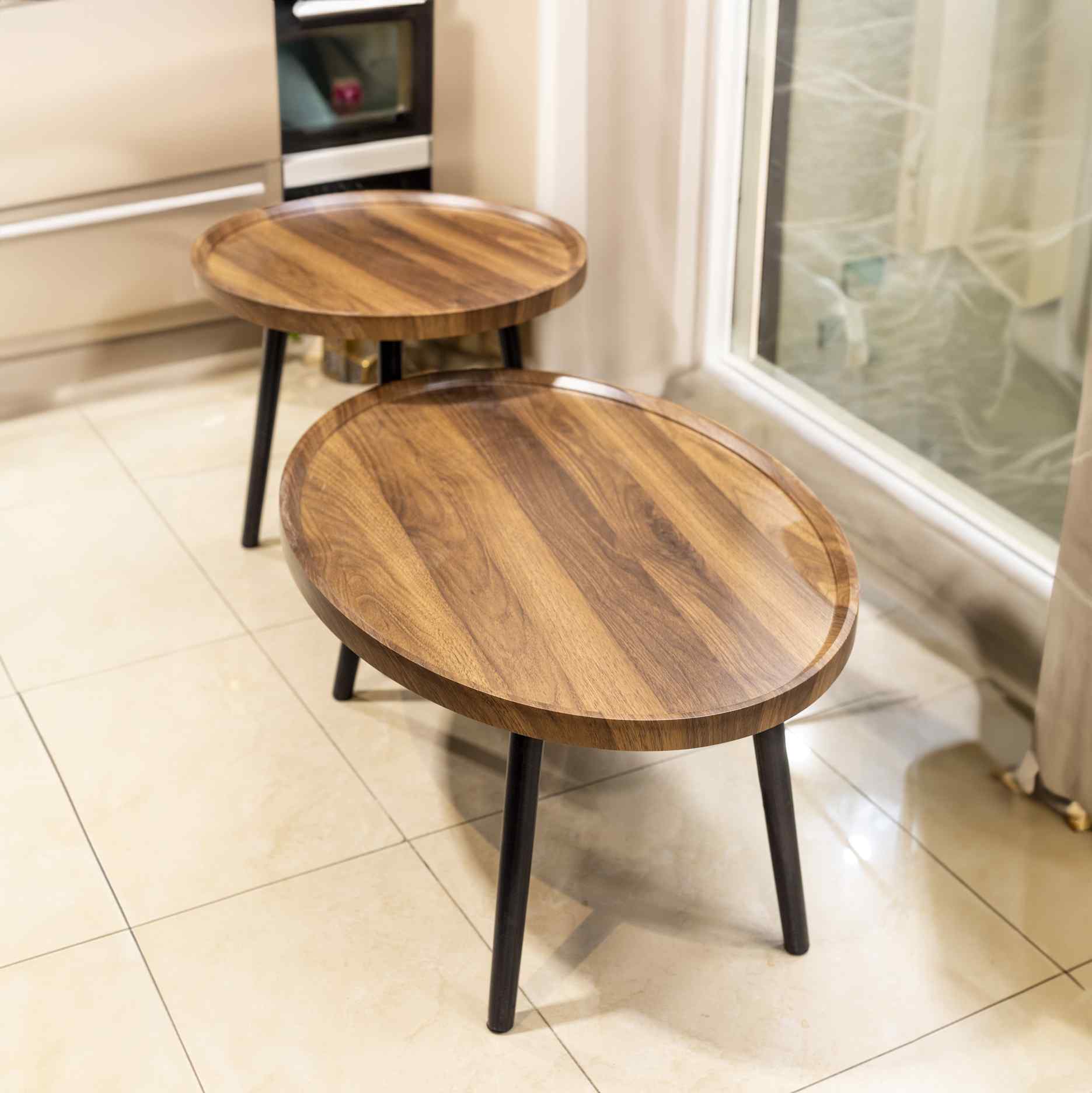 طاولة وسط قطعتين خشبي مع ارجل